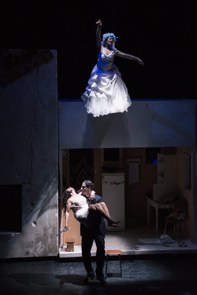 La rentrée des comédiens par Ubu - L'envol des cigognes de Simon Abkarian - Photo Antoine Agoudjian